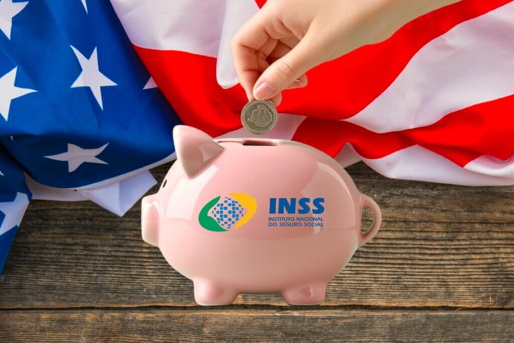 Mão inserindo moeda em cofrinho com bandeira dos EUA ao fundo e logotipo do INSS