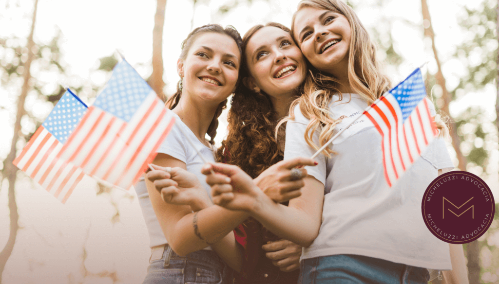 jovens imigrantes nos EUA felizes planejando a aposentadoria desde cedo